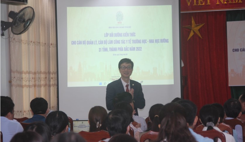 PGS.TS. Nguyễn Quang Bình, Phó GĐ BVRHMTW Hà Nội phát biểu tại lớp học